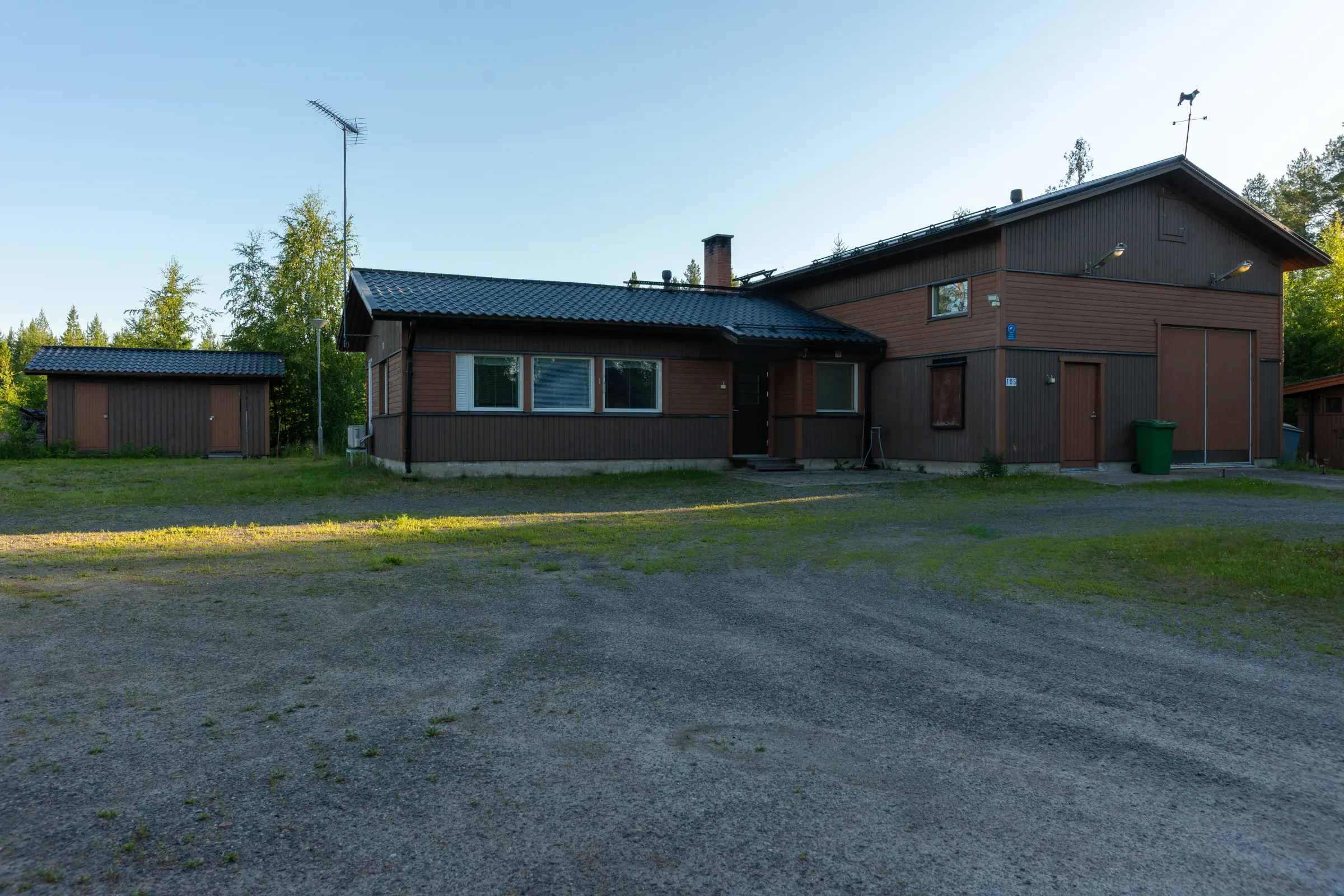 Olkijoen kylätalo ja sen piha-alue